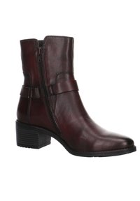 Botín de cuero burdeos hasta el tobillo con cremallera lateral, una fina correa en la parte media y un tacón de madera apilada. Textura suave.