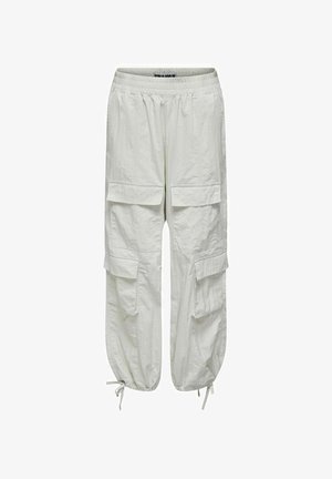 Bílé cargo kalhoty s volným střihem, elastickým pasem a šňůrkami na stažení. Vybavené čtyřmi předními kapsami a texturovanou látkou.