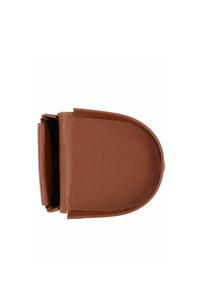 Petit porte-monnaie en cuir marron avec rabat arrondi et fermeture à clip, présenté fermé sur fond blanc.