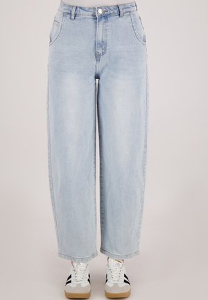Lichtblauwe, hoog-gewassen denim jeans met een wijd been, vijf zakken en een knoopsluiting, gecombineerd met witte en grijze sneakers.