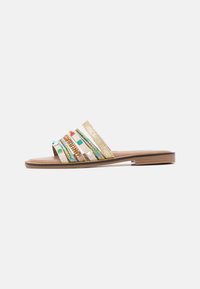 Platta sandaler med fyra färgglada remmar, inklusive flätade texturer och metalliska detaljer, på en ljusbrun sula med en subtil glans.