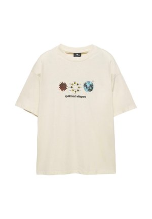 Cremefarvet, oversized bomulds-t-shirt med rumtema grafik, der viser en sol, planeter og teksten "spellbound whispers" nedenfor.