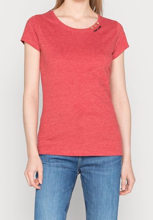 Červené tričko s krátkým rukávem z měkké látky, s kulatým výstřihem s třemi ozdobnými knoflíky na rameni a přiléhavým střihem.