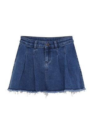Mini-jupe en denim bleu foncé avec plis, passants de ceinture, fermeture à boutons et ourlet effiloché sur fond blanc.