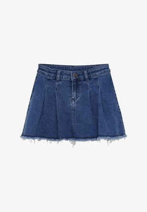 Mini-jupe en denim bleu foncé avec plis, passants de ceinture, fermeture à boutons et ourlet effiloché sur fond blanc.