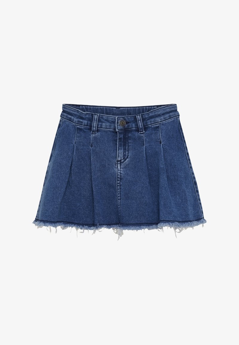 Mini-jupe en denim bleu foncé avec plis, passants de ceinture, fermeture à boutons et ourlet effiloché sur fond blanc.