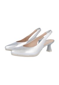 Zapatos slingback plateados con punta afilada, tacón bajo y textura metálica suave. Presentan un diseño con cortes en los laterales.