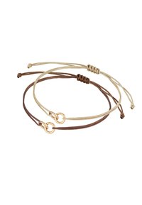 Nastavljive zapestnice s bež in rjavimi vrvicami ter zlatimi kovinskimi obročki kot spojniki. Vozli zagotavljajo stabilnost dizajna.