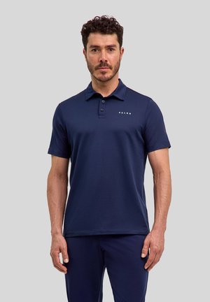 Marineblauwe polo gemaakt van gladde stof met een drukknoopsluiting en subtiel logo-opdruk op de borst; korte mouwen en een relaxte pasvorm.
