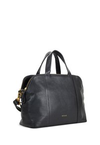 Borsa a mano in pelle nera con finitura a bacca, hardware dorato, doppi manici superiori e chiusura con zip. Presenta un logo dorato sul fronte.