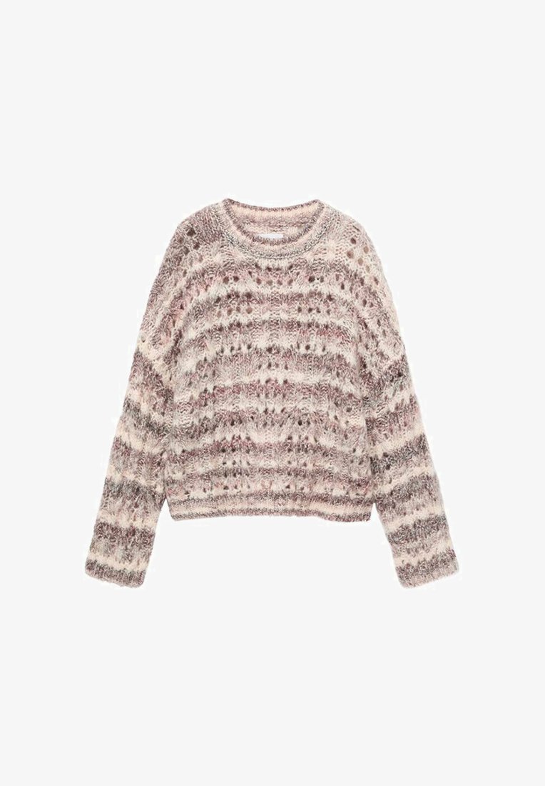 Pleteni pulover z dolgimi rokavi in okroglo izrezom, ki prikazuje teksturiran vzorec v odtenkih roza, bele in mehke sive. Oblika z odrezanim krojem.
