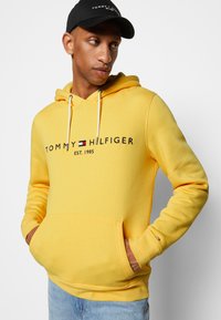 Tommy Hilfiger LOGO HOODY - Sweatshirt com capuz - warm yellow