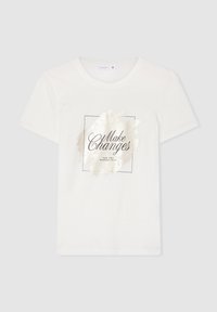 Biała bawełniana koszulka z okrągłym dekoltem, z metalicznym złotym i czarnym nadrukiem graficznym z napisem "Zmieniaj Świat" wewnątrz prostokątnego konturu.