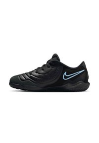 Zapatilla deportiva negra con una parte superior texturizada, con un logo de Nike azul, punta redondeada y suela de goma con un diseño de dibujo.