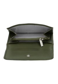 Portafoglio in cuoio verde oliva con tasca con zip e fodera interna grigia a righe, dotato di chiusura a scatto e design minimalista.