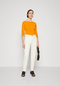Tommy Hilfiger SLIM CODY BOAT - Pikkade varrukatega topp - rich ochre
