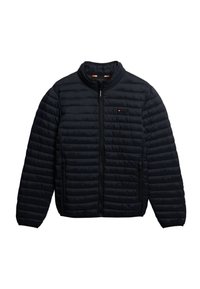 Marineblå pufferjakke med lynlås front, ståkrave og vandret quiltet mønster. Har sidelommer og et logo-patch på brystet.