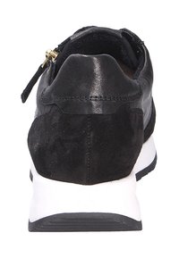 Sneaker nero caratterizzato da una combinazione di materiali in pelle e camoscio, forma arrotondata, suola bianca e dettaglio di chiusura con zip sul retro.