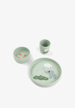 Tre-delt sæt af lysegrønne silikonefade med elefantdesign, jordbær og skyer. Indeholder en tallerken, skål og kop.