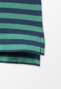 Kortärmad skjorta med horisontella mörkblå och gröna ränder, tillverkad av stickad tyg med en slät yta och fållade kanter.