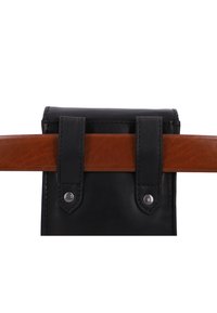 Musta nahkalaukku, jossa on ruskea nahkahihna ja kaksi mustaa nahkapalettia hopeisella metalliosalla kiinnitystä varten. Kompakti ja jämäkkä muotoilu.