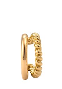 Boucle d'oreille en or avec une section plate lisse et un design tressé. Le matériau a une finition polie, améliorant sa qualité réfléchissante.