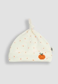Blød creme babyhat med orange drys mønster, knyttet top og broderet smilende græskar på manchet.