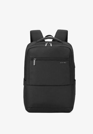 Schwarzer Rucksack aus strukturiertem Stoff, mit gepolsterten Schulterriemen, einer vorderen Reißverschlusstasche und einem Logo an der Seite.