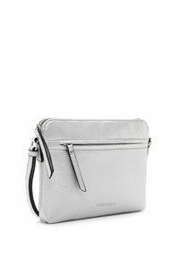 Pequeño bolso de mano de cuero plateado con bolsillo con cremallera en la parte frontal, cierre superior con cremallera y pulsera delgada sobre fondo blanco.