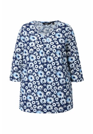 Blaue langärmlige Bluse mit weißem und hellblauem Gänseblümchenmuster und V-Ausschnitt.