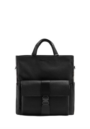 Sac à dos en cuir noir texturé avec poignées supérieures, poche avant à rabat sécurisée par une boucle noire et fermetures éclair latérales.
