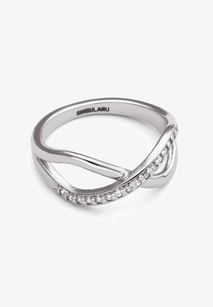 Strieborný prsteň so spleteným dizajnom, obsahujúci pásik osadený malými priezračnými kamienkami pozdĺž jedného okraja, ktoré vytvárajú štruktúrovaný vzhľad.