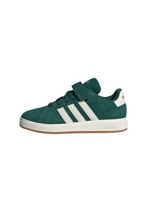 Zielony zamszowy sneaker Adidas z białymi paskami, paskiem na rzep, białą klapką na pięcie oraz gumową podeszwą, widok z boku.
