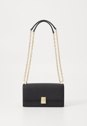 Fekete bőr kézitáska téglalap alakú, arany lánc pánttal és négyzet alakú arany csattal. Simma textúra, minimalista dizájn.