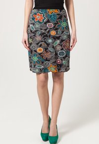 Zwarte rok met kleurrijke bloemenpatronen in oranje, turquoise en groen. Heeft een aansluitend ontwerp en een scalloped zoom.