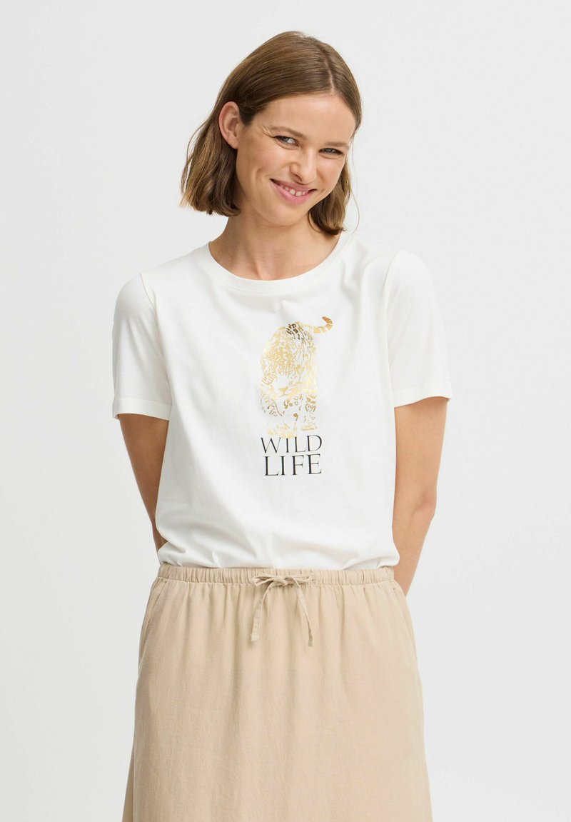 T-shirt en coton blanc avec un graphisme animalier or et noir et le texte « WILD LIFE » en dessous. Manches courtes, design col rond.