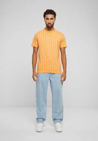 Karl Kani SMALL SIGNATURE - Marškinėliai su spaudiniu - orange offwhite