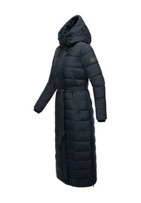 Marinblå, lång pufferjacka med huva, kviltad design, midjebälte och blixtlåsfickor. Har svarta detaljer och muddar.