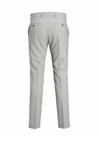 Pantaloni su misura grigio chiaro con una texture liscia, dotati di due tasche posteriori e dettagli di cucitura sottili. Design a gamba dritta.