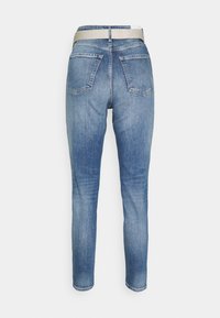 Vaqueros ajustados de color azul con un acabado desgastado, que cuentan con una cinturilla de color claro y dos bolsillos traseros. Textura suave y forma cónica.