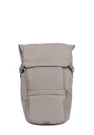Lys grå Beckman-ryggsekk med topplokk, front glidelåslomme, side-meshlomme og minimalistisk design på hvit bakgrunn.