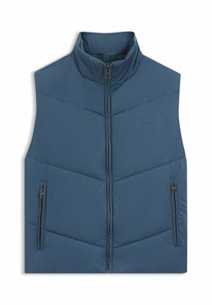 Chaleco acolchado sin mangas azul con cuello alto, cremallera frontal, dos bolsillos laterales con cremallera y logo "HUGO" en el pecho.