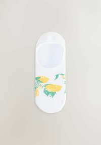 Hvide ankelstrømper med et mønster af citroner og grønne blade. Glat tekstur med en elastisk åbning og ingen synlige sømme.