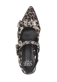 Luxe high-heeled schoen met luipaardprint en een spitse neus, voorzien van zwarte banden en zilveren gespen, textuurstof en een zwarte binnenkant.