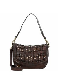 Borsa a mano in pelle marrone con design intrecciato e dettagli in borchie metalliche. Presenta una tracolla singola e una chiusura a patta.