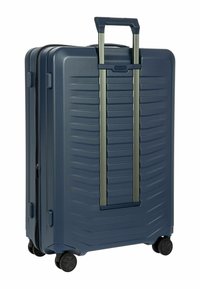 Marineblaue Hartschalenkoffer mit gerippter Oberfläche, zwei leichtgängigen Rollen, einem ausziehbaren Griff und einem Reißverschluss zum sicheren Verstauen.