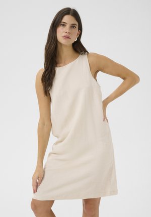 Beige ärmelloses Kleid mit lockerer Passform, runder Ausschnitt und weicher Textur, vor einem neutralen Hintergrund präsentiert.