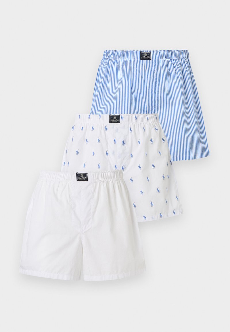 Drie herenboxershorts met elastische taillebanden, in effen wit, wit met blauwe paardenlogo's en blauw-witte verticale strepen.
