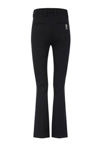 Czarne spodnie o dopasowanym kroju z szeroką nogawką, z dwoma tylnymi kieszeniami i metalowymi zamkami błyskawicznymi. Gładki materiał o eleganckim wykończeniu.