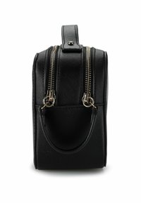 Zwarte rechthoekige cosmetische tas gemaakt van gestructureerd materiaal, met dubbele zilveren ritsen, een bovenhandvat en een gestructureerde vorm.